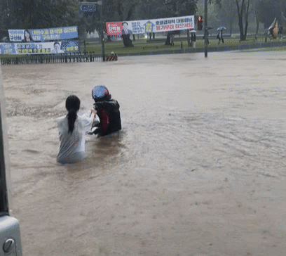 폭우에도 배달에 나선 배달 기사의 영상이 온라인에서 화제가 됐다. /영상=인스타그램 캡처