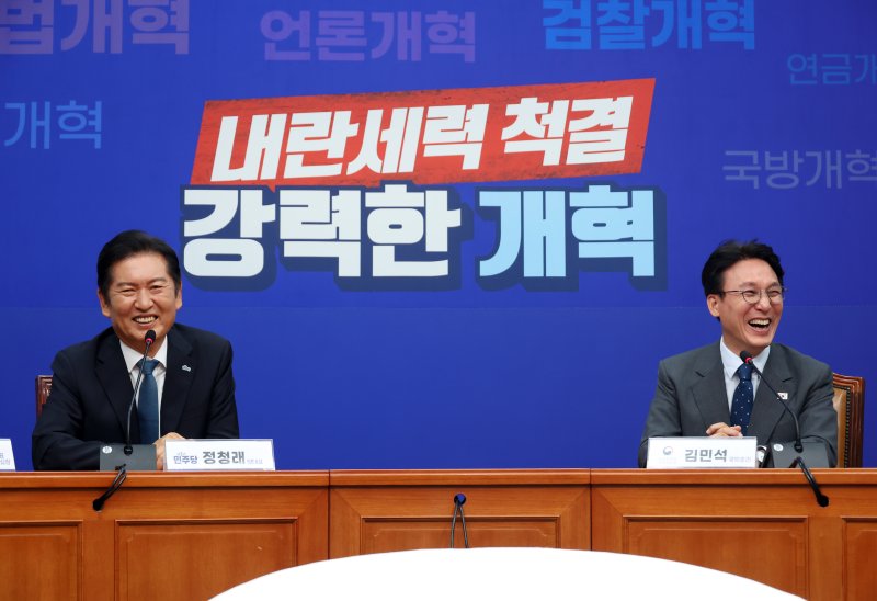 김민석 국무총리가 5일 서울 여의도 국회 더불어민주당을 예방, 정청래 대표를 만나 인사말을 하고 있다. 사진=뉴시스