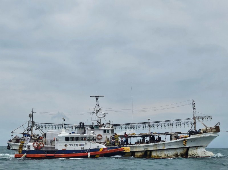 5일 완도 해상에서 불이 난 선박으로 해경이 접근하고 있다.(완도해경 제공. 재판매 및 DB 금지) 2025.8.5