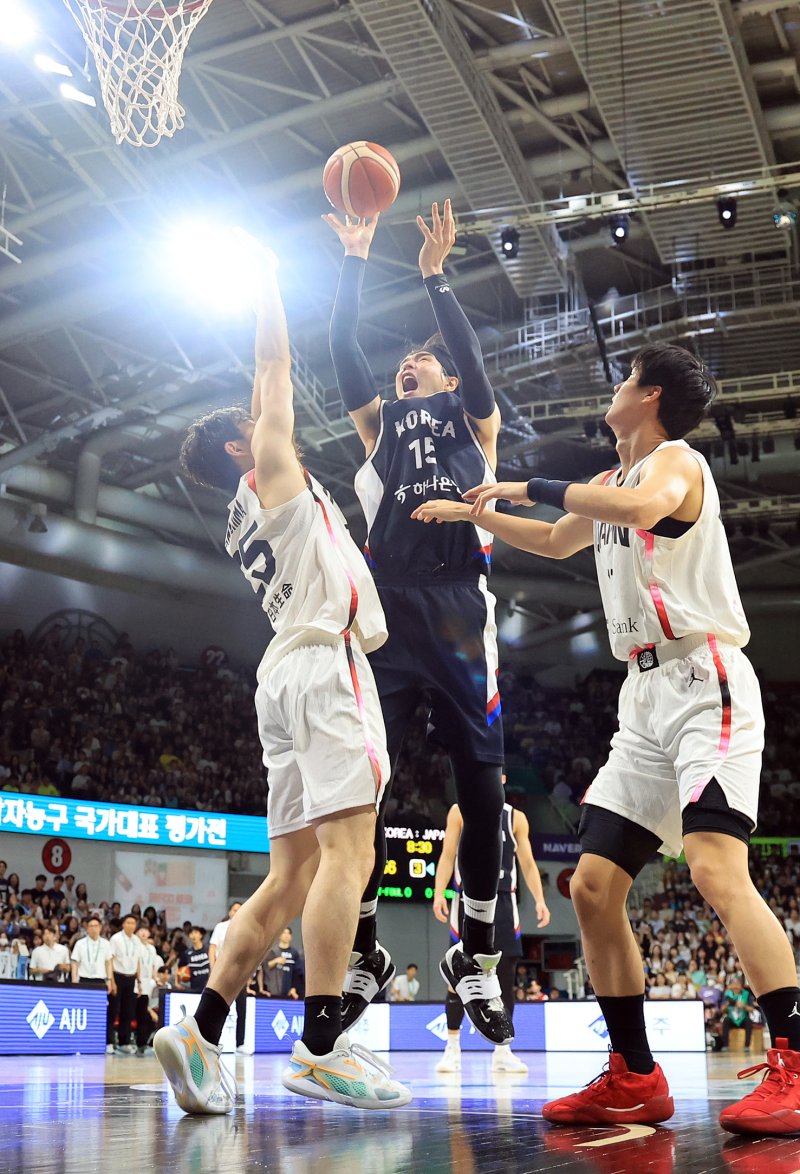 13일 오후 경기도 안양 정관장 체육관에서 열린 하나은행 초청 2025 남자농구 국가대표 평가전 대한민국과 일본의 경기, 대한민국 김종규가 3쿼터 골밑슛을 던지고 있다. 2025.7.13/뉴스1 ⓒ News1 김진환 기자