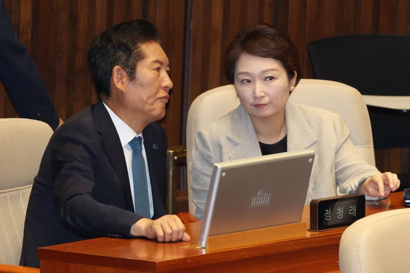 정청래 더불어민주당 대표와 이언주 최고위원이 지난달 5일 오후 서울 여의도 국회 본회의장에서 대화하고 있다. 뉴스1