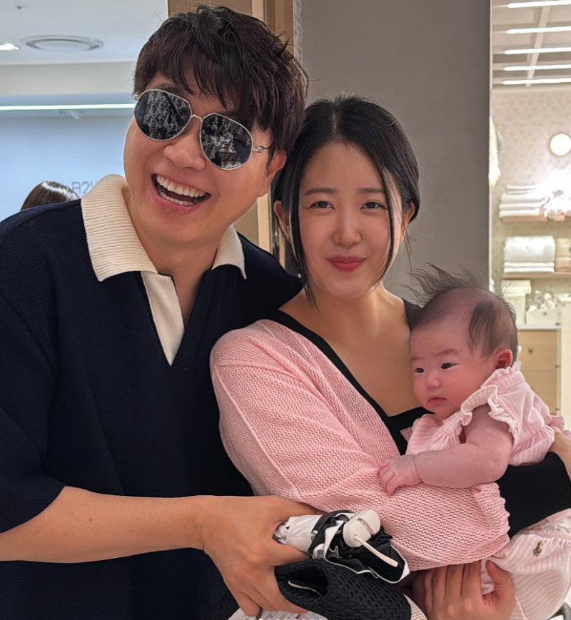 박수홍 부부, 딸과 백화점서 포착…아내 김다예 33㎏ 감량 미모 '깜짝'