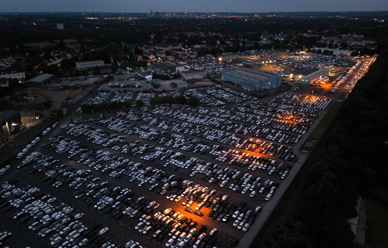 4일(현지시간) 독일 에센의 화물 터미널에 판매용 차량들이 주차되어 있다.AFP연합뉴스
