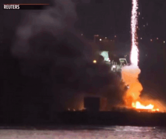 4일 일본 가나가와현 요코하마시에서 열린 불꽃놀이 축제 도중 화재가 발생한 폭죽 발사선이 불타고 있다./영상=뉴스1