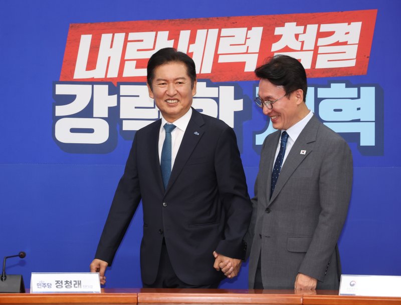 개혁 강조하는 與. 국회에서 5일 김민석 국무총리(오른쪽)가 더불어민주당 정청래 신임 대표와 만나 손을 잡으면서 웃고 있다. 정 대표는 이날 김 총리를 만나 '당정대(당·정부·대통령) 원팀'을 강조했다. 연합뉴스