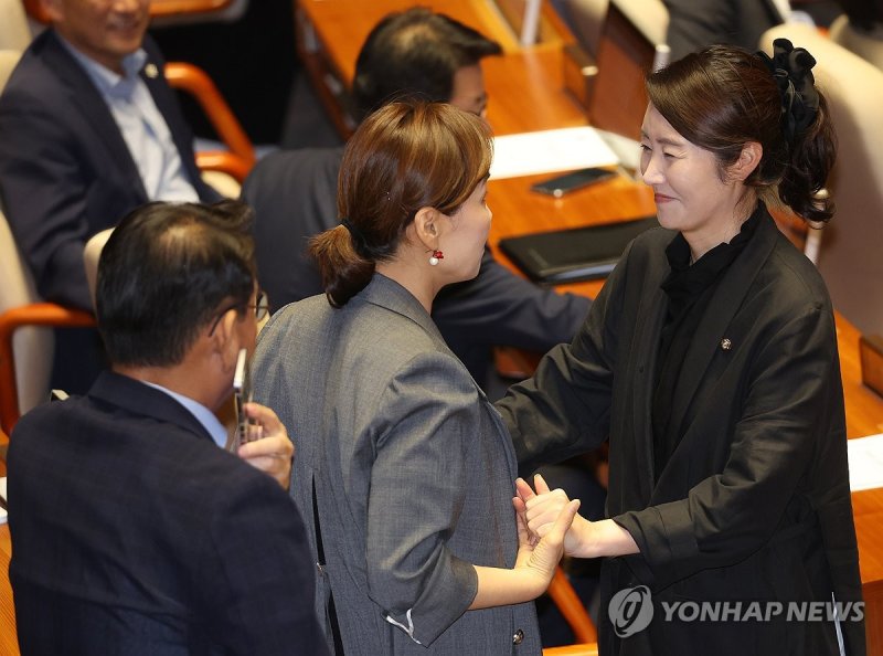 의원들과 인사하는 강선우 의원 (출처=연합뉴스)