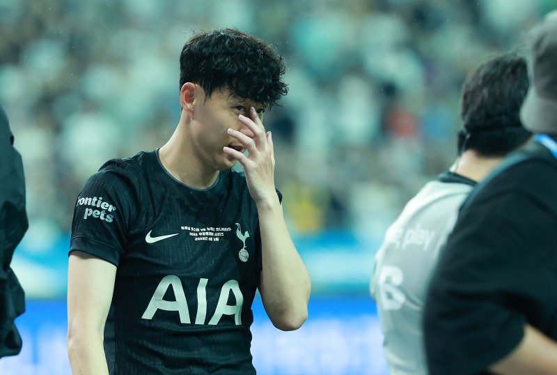 [서울=뉴시스] 이영환 기자 = 지난 3일 오후 서울 마포구 서울월드컵경기장에 열린 2025 쿠팡플레이시리즈 뉴캐슬 유나이티드와 토트넘 홋스퍼의 경기에서 경기를 마친 토트넘 손흥민이 팬들에게 인사를 하며 아쉬워 하고 있다. 2025.08.03. 20hwan@newsis.com