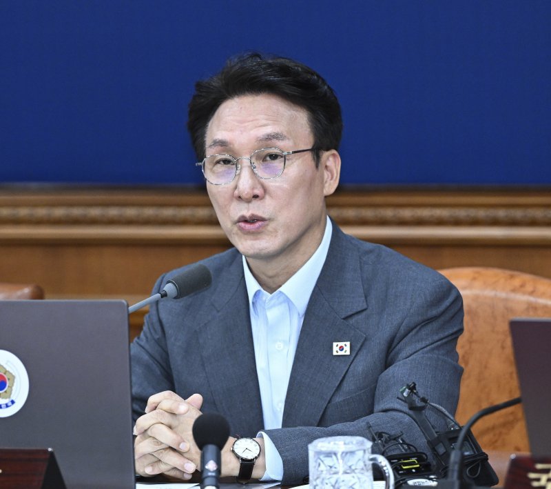 김민석 국무총리가 5일 오전 서울 종로구 정부서울청사에서 열린 국무회의에 참석해 한미 관세협상 후속 조치에 대해 발언하고 있다. (공동취재) /사진=뉴시스