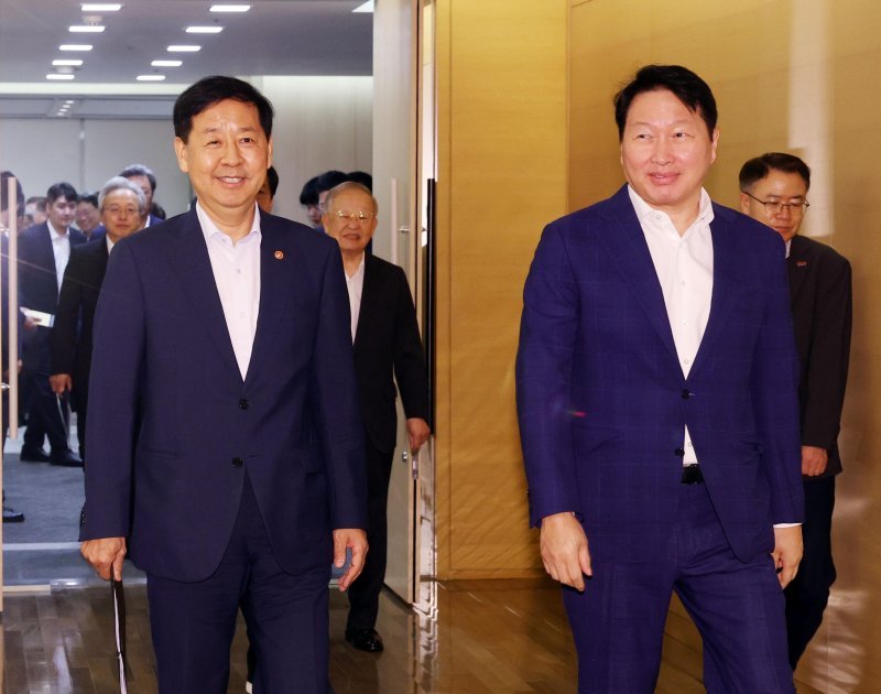 구윤철 경제부총리 겸 기획재정부 장관과 최태원 대한상공회의소 회장이 5일 오후 서울 중구 대한상공회의소에서 열린 '성장전략 TF 1차 회의'에 참석하고 있다. /사진=뉴시스