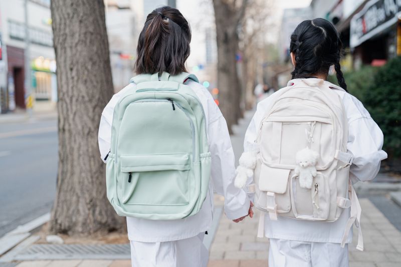 초등생 여야 간식으로 유인... 70대 남자, 결국 법정서...