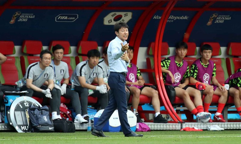 【카잔(러시아)=뉴시스】고범준 기자 = 27일(현지시간) 오후 러시아 카잔 아레나에서 열린 2018 러시아월드컵 조별리그 F조 3차전 대한민국-독일의 경기, 한국 신태용 감독이 선수들에게 작전 지시를 하고 있다. 2018.06.28. bjko@newsis.com