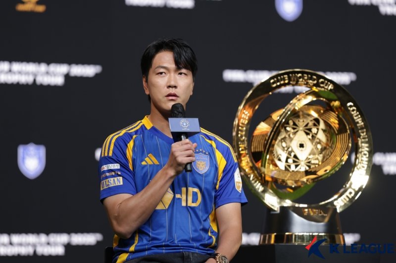 [서울=뉴시스] 2025 국제축구연맹(FIFA) 클럽월드컵 트로피 투어에 참석한 프로축구 K리그1 울산 HD의 김영권. (사진=한국프로축구연맹 제공) *재판매 및 DB 금지