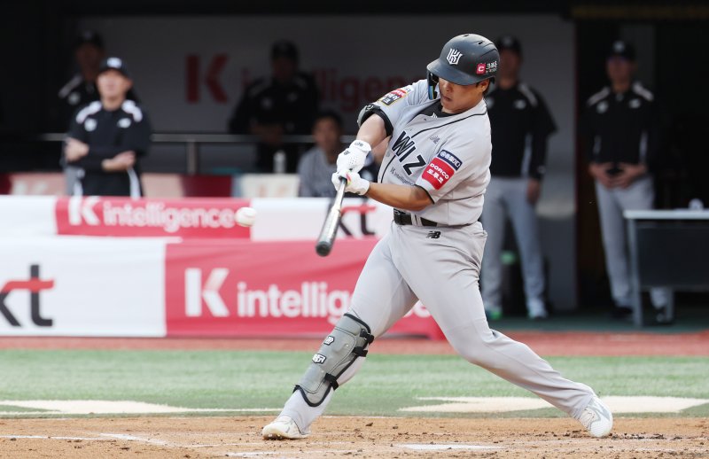 20일 오후 수원KT위즈파크에서 열린 2025 신한 SOL뱅크 KBO리그 KT위즈와 KIA 타이거즈의 경기에서 KT 강백호가 1회말 2사 1,3루 상황 1타점 적시타를 날리고 있다. 2025.5.20/뉴스1 ⓒ News1 박지혜 기자
