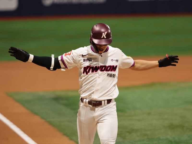 9일 오후 서울 구로구 고척스카이돔에서 열린 프로야구 '2025 신한 SOL뱅크 KBO리그' 한화 이글스와 키움 히어로즈의 경기 1회말 무사 주자없는 상황에서 솔로홈런을 친 키움 송성문이 기뻐하고 있다. 2025.5.9/뉴스1 ⓒ News1 황기선 기자