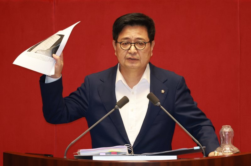 [서울=뉴시스] 고승민 기자 = 5일 서울 여의도 국회에서 열린 제427회 국회(임시회) 제3차 본회의에서 김장겸 국민의힘 의원이 방송문화진흥회법 일부개정법률안(대안) 무제한토론 중 이춘석 법사위원장 관련 토론을 하고 있다. 2025.08.05. kkssmm99@newsis.com