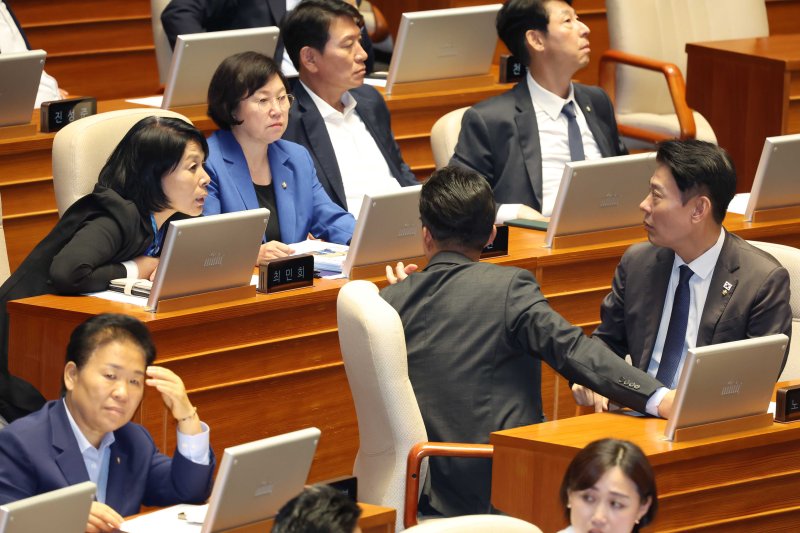 [서울=뉴시스] 조성봉 기자 = 최민희(왼쪽) 국회 과방위원장과 김현 더불어민주당 간사가 4일 오후 서울 여의도 국회에서 열린 제427회국회(임시회) 제3차 본회의에서 한민수 의원 등과 대화르 하고 있다. 2025.08.04. suncho21@newsis.com