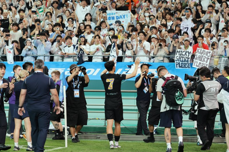 3일 오후 서울시 마포구 서울월드컵경기장에서 열린 쿠팡플레이 시리즈 토트넘 홋스퍼와 뉴캐슬 유나이티드의 경기를 마친 손흥민이 팬들에게 인사하며 그라운드를 돌고 있다. 2025.8.3/뉴스1 ⓒ News1 장수영 기자