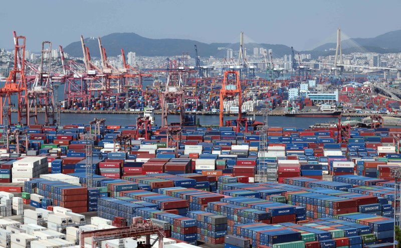 [부산=뉴시스] 하경민 기자 = 부산 남구 신선대(사진 아래) 및 감만부두 야적장에 수출입 컨테이너가 쌓여 있다. 2025.08.01. yulnetphoto@newsis.com