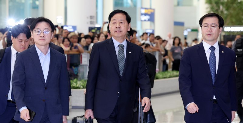[인천공항=뉴시스] 김진아 기자 = 한미 관세 협상을 마친 구윤철 부총리 겸 기획재정부 장관과 김정관 산업통상자원부 장관, 여한구 통상교섭본부장이 1일 인천국제공항 2터미널을 통해 귀국하고 있다. 2025.08.01. bluesoda@newsis.com