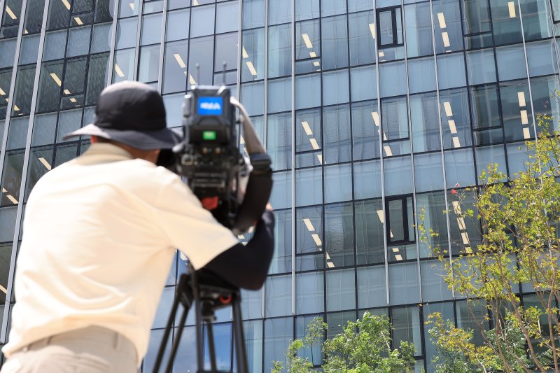 김건희 여사 소환 조사를 하루 앞둔 5일 서울 종로구에 마련된 김건희 특검팀(특별검사 민중기)이 입주한 건물 앞에서 방송사 취재진이 취재를 하고 있다./뉴스1 ⓒ News1 박정호 기자