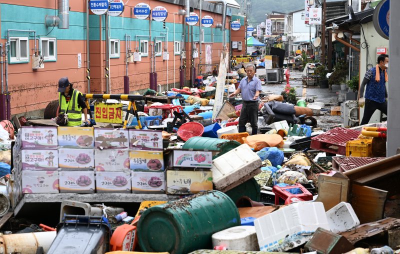 4일 전남 함평군 함평읍 천지전통시장에서 상인들이 폭우에 떠내려 온 각종 폐기물과 침수피해 입은 가재도구를 정리하고 있다. 2025.8.4/뉴스1 ⓒ News1 김태성 기자