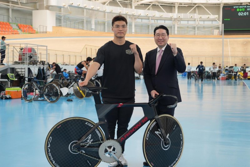 최태호(왼쪽)와 이상현 대한사이클연맹 회장 (출처=연합뉴스)