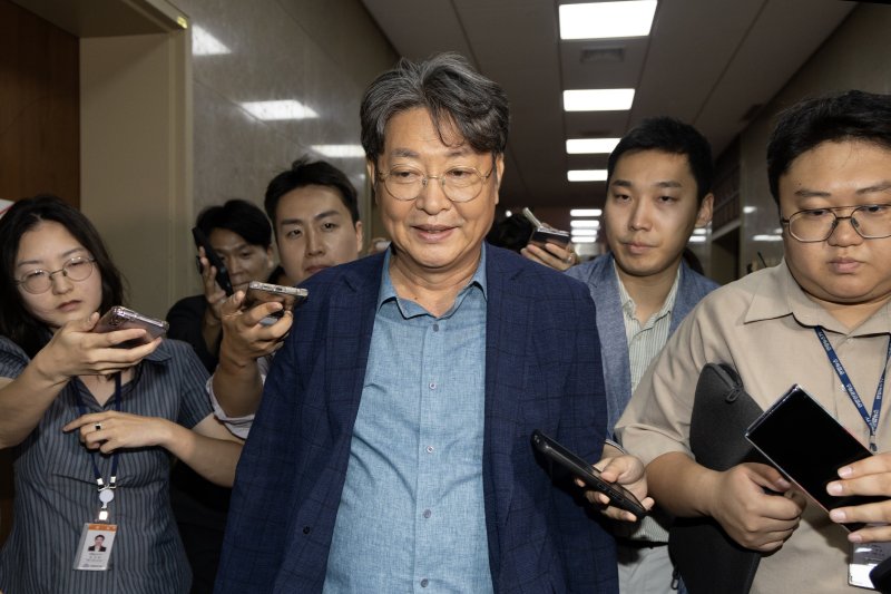 '주식 차명거래 의혹'이 제기된 이춘석 더불어민주당 의원이 5일 오후 서울 여의도 국회에서 방송법 개정안에 대한 무제한토론 종결동의의 건 투표를 마치고 본회의장을 빠져나가고 있다. 2025.8.5/뉴스1 ⓒ News1 이승배 기자
