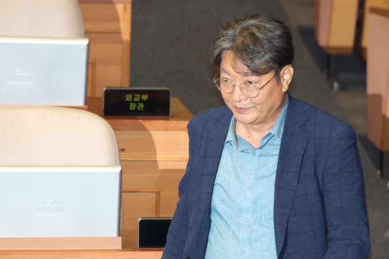 차명 주식거래 의혹을 받는 이춘석 더불어민주당 의원이 5일 오후 서울 여의도 국회 본회의장에서 방송법 개정안에 대한 무제한토론 종결동의의 건 투표를 하고 있다. 2025.8.5/뉴스1 ⓒ News1 이광호 기자