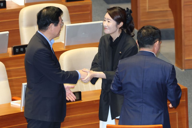 강선우 더불어민주당 의원이 5일 오후 서울 여의도 국회 본회의장에서 방송법 개정안에 대한 무제한토론 종결동의의 건 투표를 마치고 동료 의원들과 인사나누고 있다. 2025.8.5/뉴스1 ⓒ News1 이광호 기자