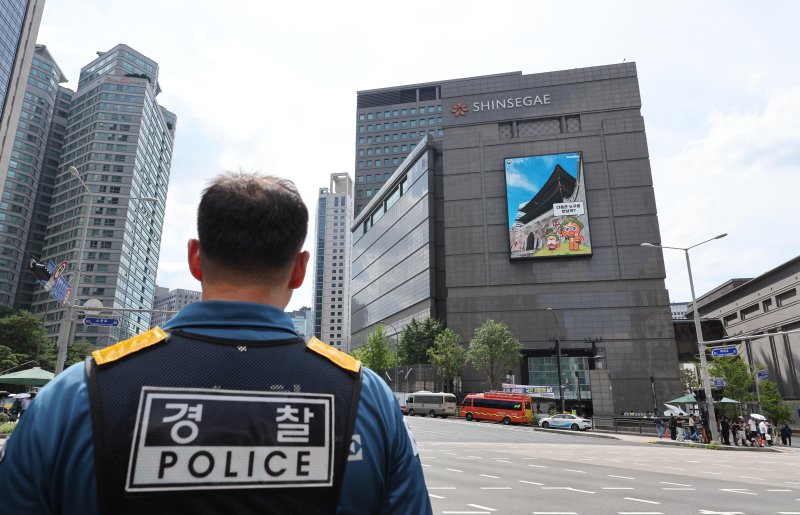 지난 5일 오후 서울 중구 신세계백화점 본점에 폭발물을 설치했다는 신고가 접수돼 경찰이 주변을 통제하고 있다. /사진=뉴시스