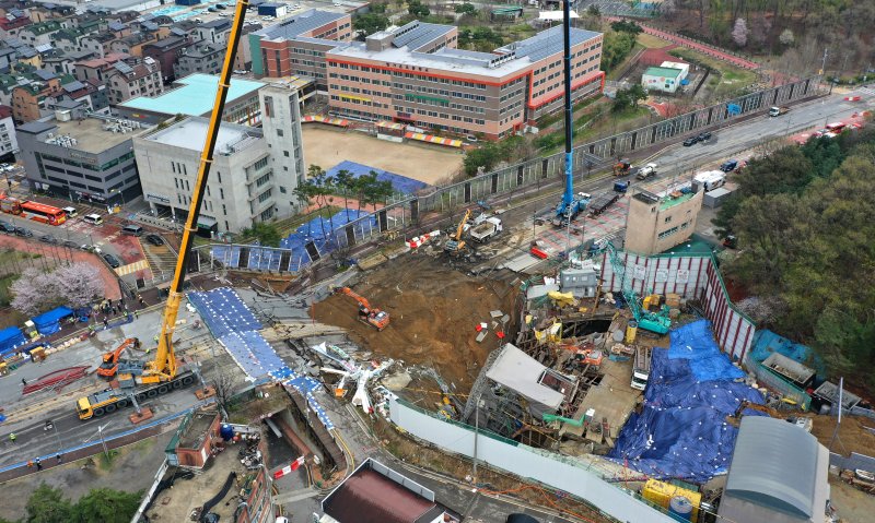 [광명=뉴시스] 김종택 기자 = 14일 경기도 광명시 신안산선 복선전철 공사현장이 붕괴로 인해 내려앉아 있다.지난 11일 신안산선 복선전철 5-2 공구 현장 붕괴 사고가 일어나 작업자 18명중 16명이 대피하고 1명이 13시간 만에 구조됐다.이날 남은 실종자 1명을 찾기 위한 수색작업은 계속 진행되고 있다. 2025.04.14. jtk@newsis.com