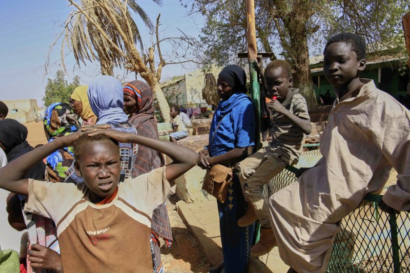 [옴두르만=AP/뉴시스] 수단 옴두르만에서 정부군의 도움으로 준군사조직인 신속지원군(RSF) 지배에서 벗어난 어린이들이 학교에 대피해 머물고 있다. 전문가들은 내전 격화로 영구분단의 위험이 크다고 경고한다 . 2025.08.06.