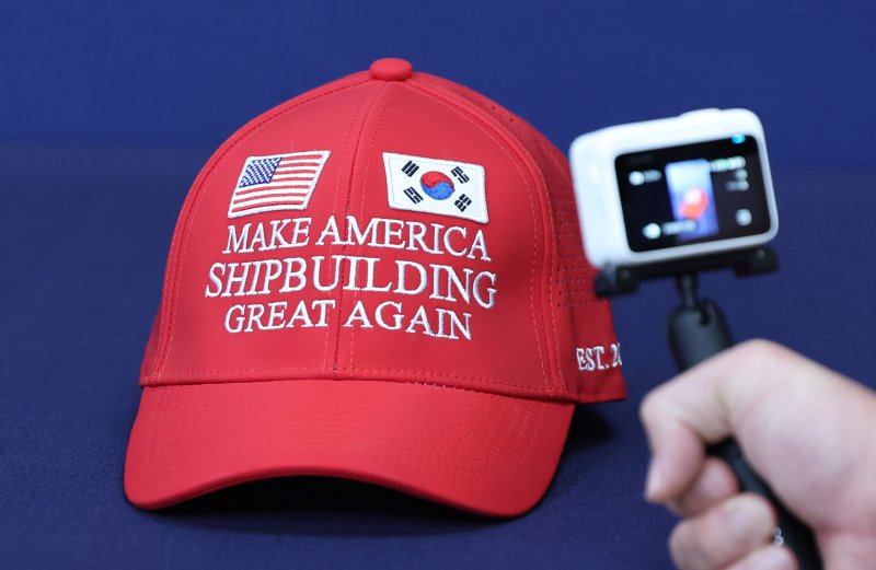 3일 서울 용산구 대통령실 청사에서 한미 관세 협상 타결을 위해 우리 정부가 제작한 '마스가(MASGA)' 문구가 쓰인 빨간 모자를 언론에 공개하고 있다. 김용범 대통령실 정책실장은 이날 'KBS 일요진단 라이브'에 출연해 '마스가(MASGA)' 모자를 들고나와, 이를 보여주며 "산업부가 부처 전체 역량을 총동원해 혼연일체로 방안을 만들었다. 이 모자도 그래서 만든 것＂이라고 설명했다. 2025.8.3/뉴스1 ⓒ News1 허경 기자