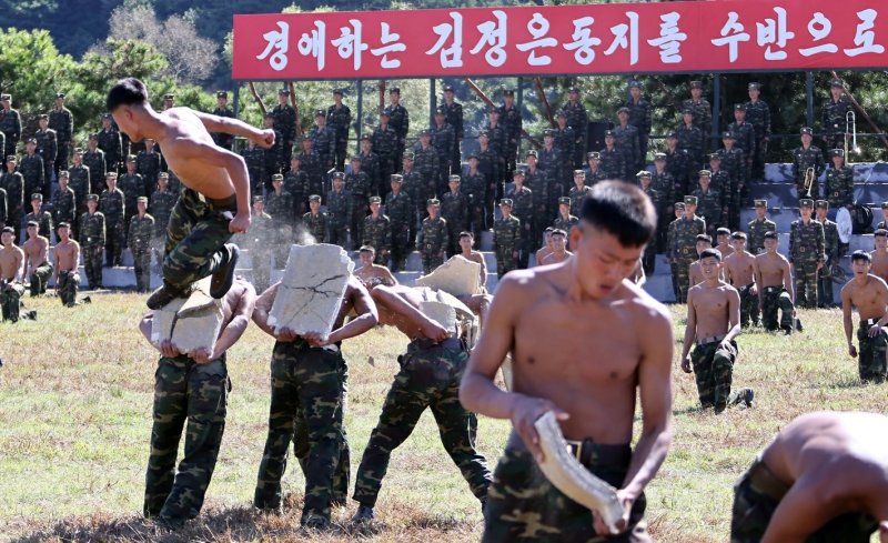 북한군 두 명이 식당 앞에서 키스를... 러시아 포로 증언