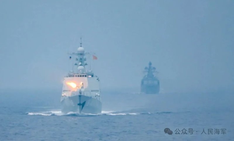 지난 8월 6일 국과 러시아 해군이 러시아 블라디보스토크 인근 해상 및 공역에서 진행된 연례 합동훈련을 마무리한 뒤, 합동 해상순찰에 돌입했다. 사진은 중러 해상 훈련을 진행 중인 모습. 중국 해군 위챗·뉴시스