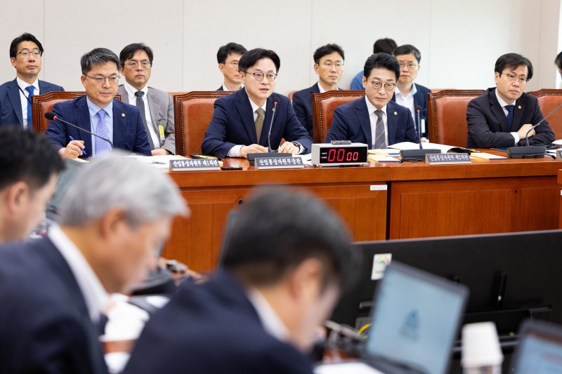 김정관 산업통상자원부 장관이 6일 서울 여의도 국회에서 열린 제428회 국회(임시회) 산업통상자원중소벤처기업위원회 1차 전체회의에 출석해 한미 관세협상 관련 의원 질의에 답하고 있다. 사진=뉴스1