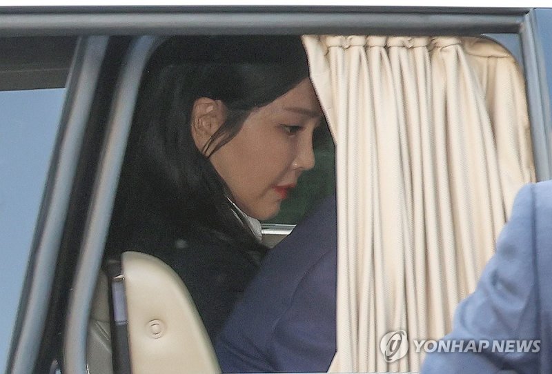 한남동 관저 떠나는 김건희 여사 (출처=연합뉴스)