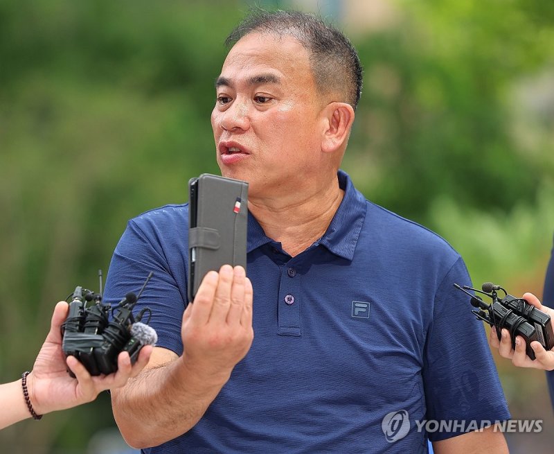 핸드폰 들어보이는 명태균 (출처=연합뉴스)