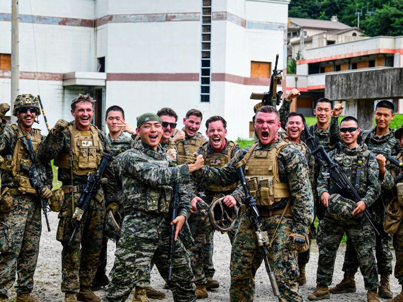 우리 해병대와 미 해병대가 지난 7월 중순부터 8월에 걸쳐 김포·강화·포항·포천·동두천 등지에서 KMEP 연합훈련을 중 한미 해병대 장병들이 KMEP 연합보병훈련 종료 후 서로를 격려하며 파이팅을 외치고 있다. 해병대사령부 제공