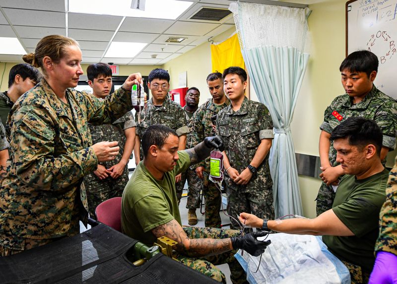 우리 해병대와 미 해병대가 지난 7월 중순부터 8월에 걸쳐 김포·강화·포항·포천·동두천 등지에서 KMEP 연합훈련을 중 한미 해병대 장병들이 KMEP 연합의무훈련 간 미측의 긴급수혈장비인 발키리를 활용해 수혈 절차 훈련을 하고 있다. 해병대사령부 제공