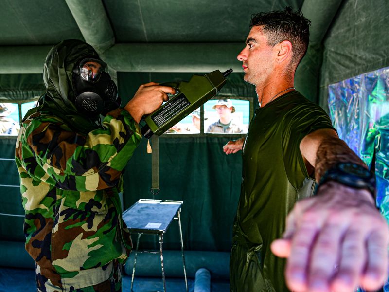 우리 해병대와 미 해병대가 지난 7월 중순부터 8월에 걸쳐 김포·강화·포항·포천·동두천 등지에서 KMEP 연합훈련을 중 한미 해병대 장병이 KMEP 연합화생방훈련 간 제독소 운용절차 훈련을 하고 있다. 해병대사령부 제공