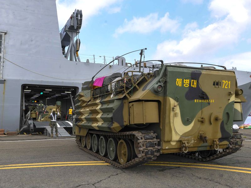 우리 해병대와 미 해병대가 지난 7월 중순부터 8월에 걸쳐 김포·강화·포항·포천·동두천 등지에서 KMEP 연합훈련을 중 KMEP 연합상륙훈련을 위해 한국형 상륙돌격장갑차를 해군 상륙함 천왕봉함에 탑재하고 있다. 해병대사령부 제공