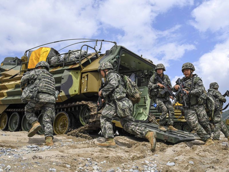 우리 해병대와 미 해병대가 지난 7월 중순부터 8월에 걸쳐 김포·강화·포항·포천·동두천 등지에서 KMEP 연합훈련을 중 한미 해병대 장병들이 KMEP 연합상륙훈련 간 해상돌격 후 하차전투를 하며 후속상륙을 위한 경계를 실시하고 있다. 해병대사령부 제공