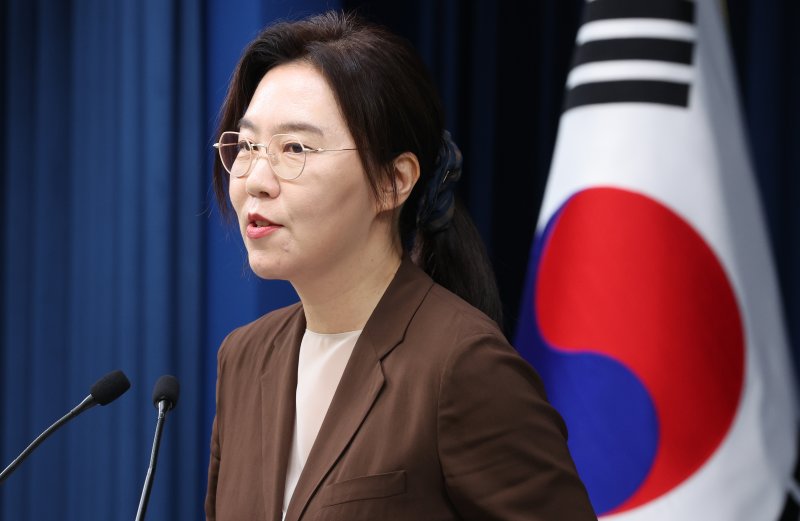 강유정 대통령실 대변인이 5일 서울 용산 대통령실 청사에서 국민임명식 초청장 전달 관련 브리핑을 하고 있다. 2025.8.5/뉴스1 ⓒ News1 허경 기자