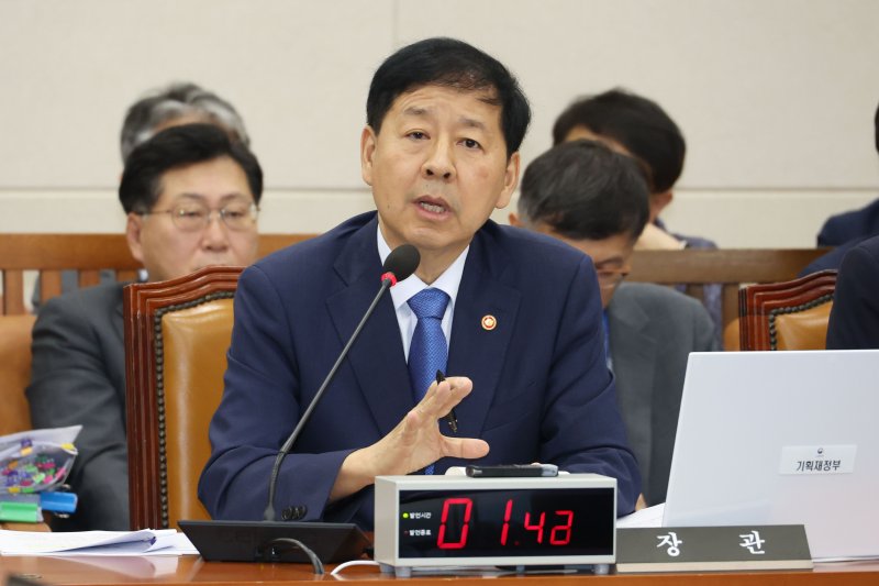 구윤철 경제부총리 겸 기획재정부 장관이 6일 오전 서울 여의도 국회에서 열린 기획재정위원회 전체회의에 출석해 한미 관세 협상과 관련한 의원 질의에 답하고 있다.뉴스1