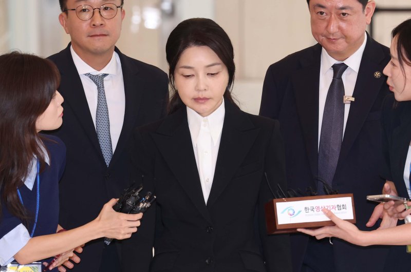 [서울=뉴시스] 사진공동취재단 = 도이치모터스 주가조작 연루 의혹 등을 받는 김건희 여사가 6일 오전 서울 종로구 김건희 특검팀(특별검사 민중기)사무실에 피의자 신분으로 소환되고 있다. 2025.08.06. photo@newsis.com