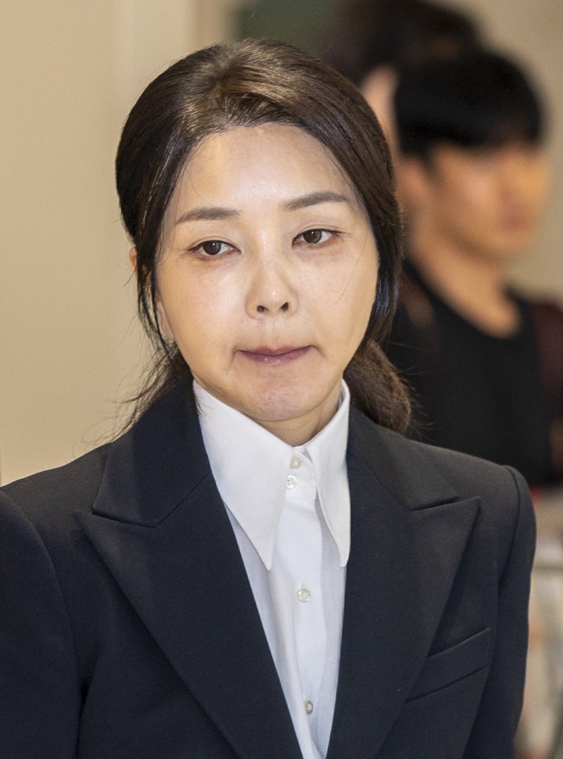 [서울=뉴시스] 사진공동취재단 = 도이치모터스 주가조작 연루 의혹 등을 받는 김건희 여사가 6일 서울 종로구 김건희 특검팀(특별검사 민중기) 사무실에 피의자 신분으로 조사를 받기 위해 들어서고 있다. 2025.08.06. photo@newsis.com