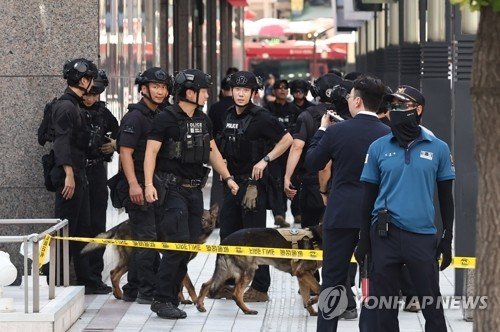 명동 신세계백화점 수색 마친 경찰특공대 (출처=연합뉴스)