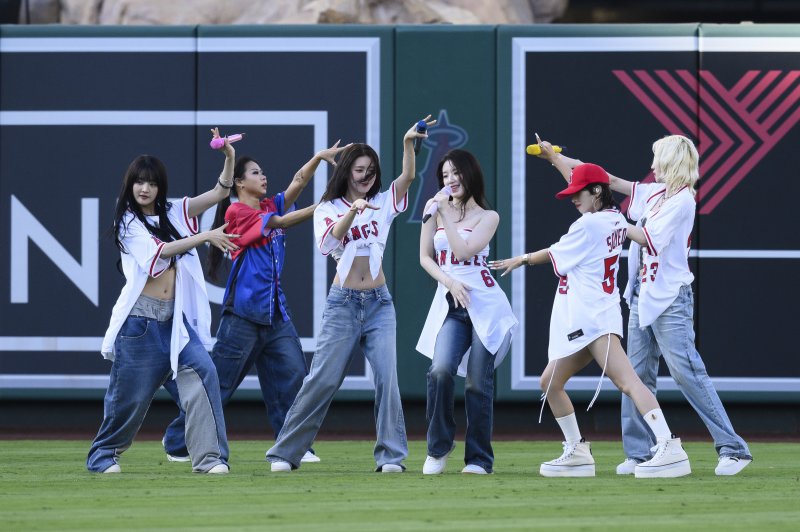 아이들, 美 MLB 'LA 에인절스 프리게임' 공연에 시구까지