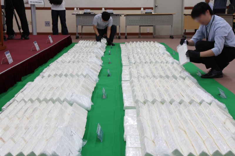 [부산=뉴시스] 하경민 기자 = 6일 부산 연제구 부산지방검찰청에서 부산지검과 부산세관이 부산신항에 입항한 중남미발 화물선 A호(9만t급)에서 적발·압수한 코카인 600㎏을 공개하고 있다. 코카인 600㎏은 약 2000만 명(시가 약 3000억원)이 동시에 투약 가능한 양으로, 이는 부산항 역대 최대 규모 마약류 적발 사례이자 지난 4월 강릉 옥계항에서 적발된 코카인 1700㎏에 이은 국내 역대 두 번째 규모의 코카인 적발 사례다. 2025.08.06. yulnetphoto@newsis.com